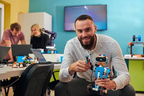 Muž Pracující Robotické Laboratoři Zaměřením Složité Obory Robotiky Tisku Ukazují — Stock fotografie