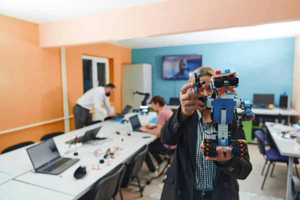 Gruppo Colleghi Che Lavorano Insieme Laboratorio Robotica Concentrandosi Sugli Intricati — Foto Stock
