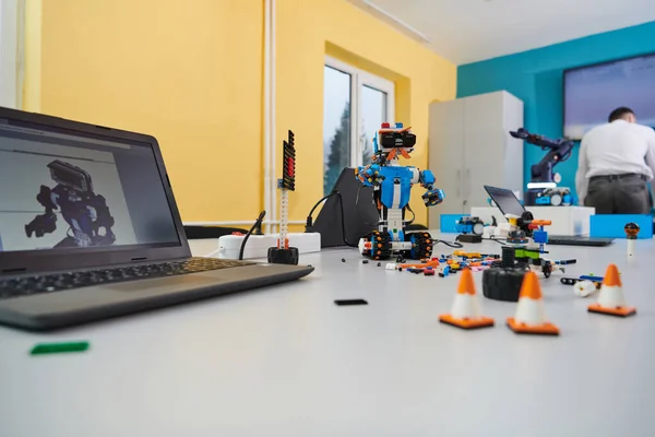 실험실에서 로봇팔을 시험해 자신의 연구와 기술의 정점을 — 스톡 사진