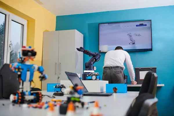 Студент Испытывает Свое Новое Изобретение Роботизированной Руки Лаборатории Демонстрируя Кульминацию — стоковое фото
