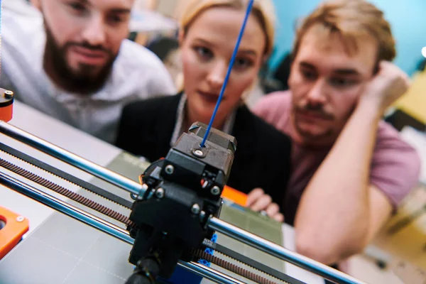 Robot laboratuvarında birlikte çalışan bir grup iş arkadaşı, robotik ve 3D yazıcıların karmaşık alanlarına odaklanıyor. Araştırmalarında yeniliğe olan adanmışlıklarını gösterirler.