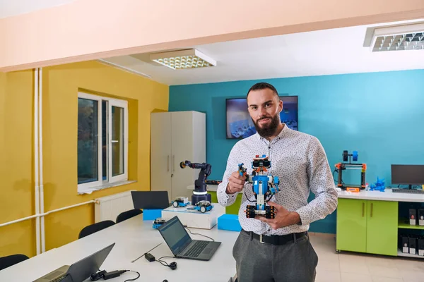 Człowiek Pracujący Laboratorium Robotyki Skupiający Się Skomplikowanych Dziedzinach Robotyki Druku — Zdjęcie stockowe