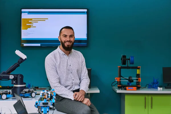 Skäggig Man Ett Modernt Robotlaboratorium Nedsänkt Forskning Och Omgiven Avancerad — Stockfoto