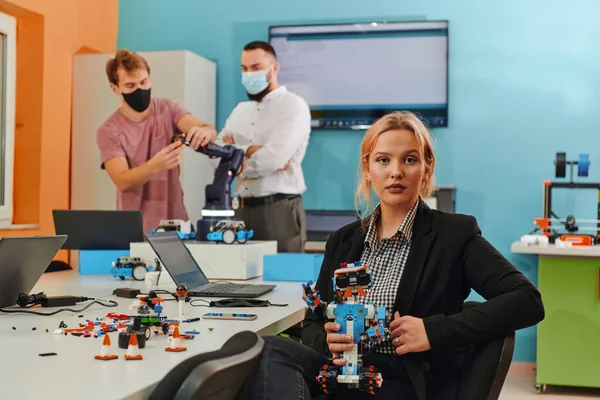 Kobieta Siedząca Laboratorium Rozwiązująca Problemy Analizująca Weryfikację Robotów Tle Koledzy — Zdjęcie stockowe