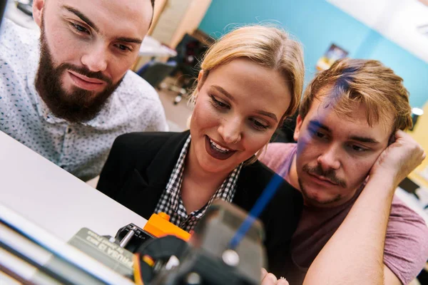 Robot laboratuvarında birlikte çalışan bir grup iş arkadaşı, robotik ve 3D yazıcıların karmaşık alanlarına odaklanıyor. Araştırmalarında yeniliğe olan adanmışlıklarını gösterirler.