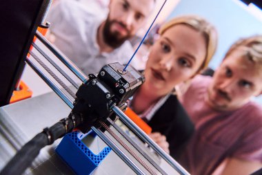 Robot laboratuvarında birlikte çalışan bir grup iş arkadaşı, robotik ve 3D yazıcıların karmaşık alanlarına odaklanıyor. Araştırmalarında yeniliğe olan adanmışlıklarını gösterirler.