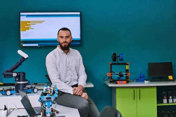 Uomo Barbuto Moderno Laboratorio Robotica Immerso Nella Ricerca Circondato Tecnologie — Foto Stock