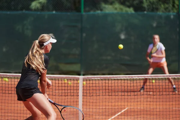 Молоді Дівчата Жвавому Тенісному Матчі Сонячний День Демонструючи Свої Навички — стокове фото