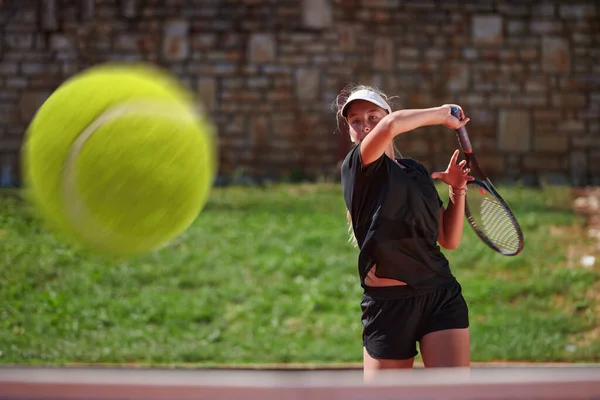 プロの女性テニス選手が正確さとパワーでコート上のテニスボールを提供しています — ストック写真