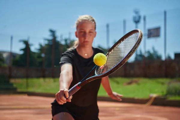 Foto Ravvicinata Una Giovane Ragazza Che Mostra Abilità Nel Tennis — Foto Stock