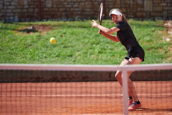 Молода Дівчина Яка Демонструє Професійні Тенісні Навички Конкурсному Матчі Сонячний — стокове фото