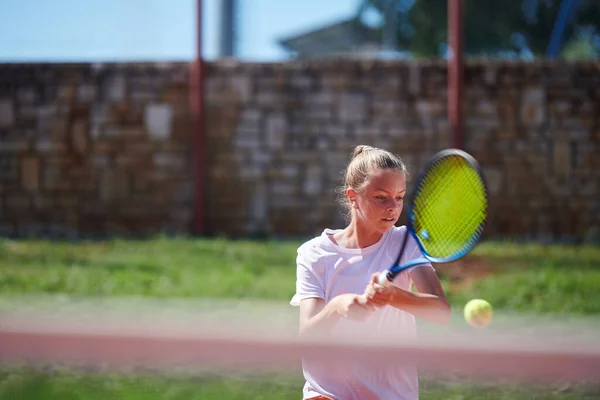 Ung Flicka Visar Professionella Tennisfärdigheter Tävlingsmatch Solig Dag Omgiven Modern — Stockfoto