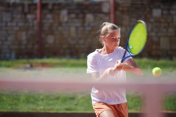 Una Giovane Ragazza Che Dimostra Abilità Nel Tennis Una Partita — Foto Stock