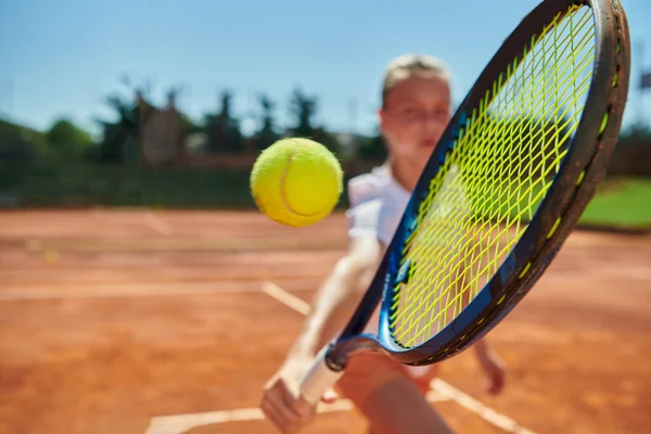 테니스 기술을 소녀의 사진을 클로즈업 테니스 코트의 미학에 둘러싸여 — 스톡 사진