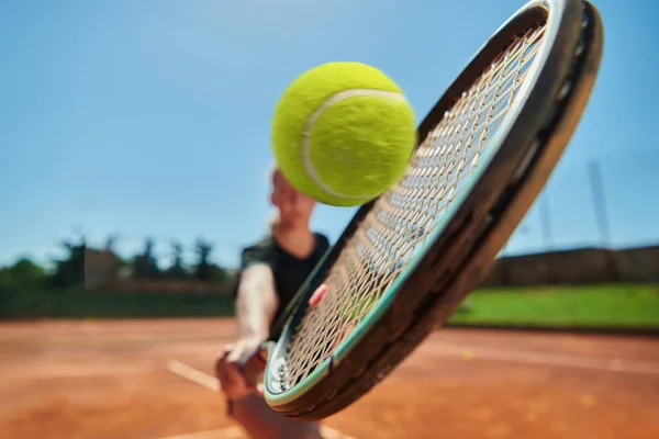Innan Hennes Träning Tennisspelaren Glatt Spela Med Tennisboll Utstrålande Entusiasm — Stockfoto