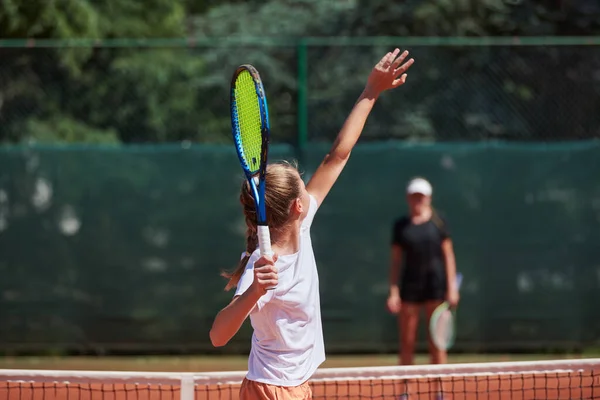 Fiatal Lányok Egy Élénk Tenisz Mérkőzés Egy Napsütéses Napon Bemutatva — Stock Fotó