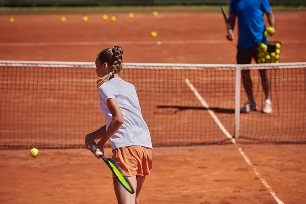 Professionell Tennisspelare Och Hennes Tränarträning Solig Dag Tennisbanan Utbildning Och — Stockfoto