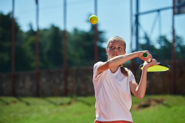 Una Giovane Ragazza Che Dimostra Abilità Nel Tennis Una Partita — Foto Stock