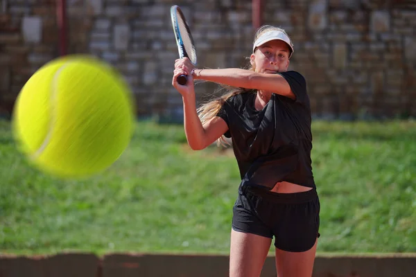 プロの女性テニス選手が正確さとパワーでコート上のテニスボールを提供しています — ストック写真