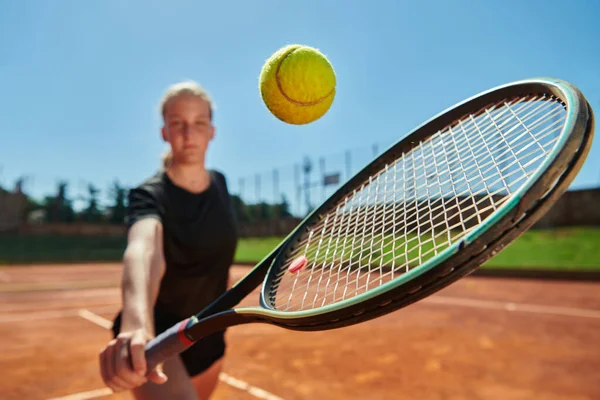 Foto Cerca Una Joven Que Muestra Habilidades Profesionales Tenis Partido —  Fotos de Stock