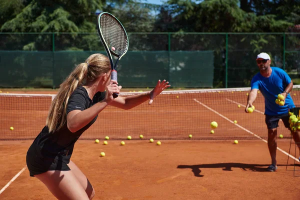 Una Tenista Profesional Entrenador Entrenando Día Soleado Cancha Tenis Formación —  Fotos de Stock