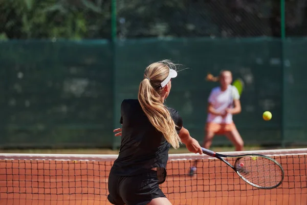 활기찬 테니스 경기를 소녀들 이현대 테니스 코트에서 자신들의 열정을 전시하고 — 스톡 사진