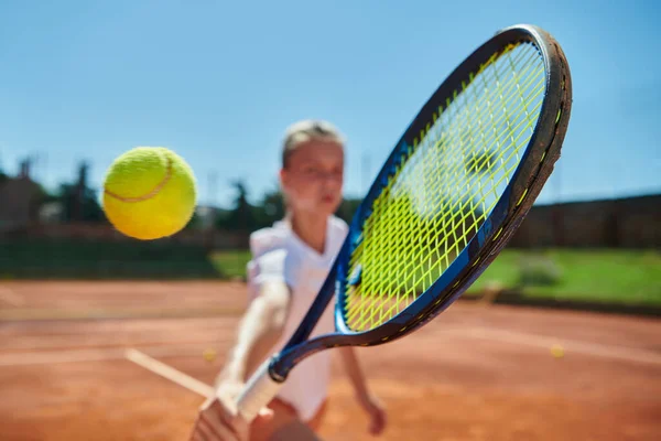 Närbild Foto Ung Flicka Som Visar Professionella Tennisfärdigheter Tävlingsmatch Solig — Stockfoto