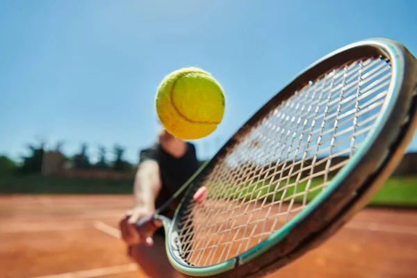 Photo Rapprochée Une Jeune Fille Montrant Des Compétences Professionnelles Tennis — Photo