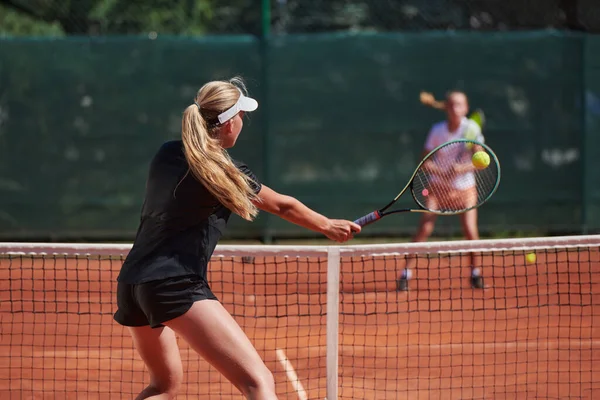 Unga Flickor Livlig Tennismatch Solig Dag Visar Sina Färdigheter Och — Stockfoto