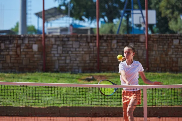 Молода Дівчина Яка Демонструє Професійні Тенісні Навички Конкурсному Матчі Сонячний — стокове фото