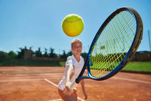 Крупним Планом Фото Молодої Дівчини Демонструє Професійні Тенісні Навички Змагальному — стокове фото