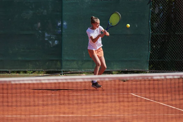 晴れた日に活気のあるテニスの試合で若い女の子 現代のテニスコートで彼らのスキルと熱意を実証 — ストック写真