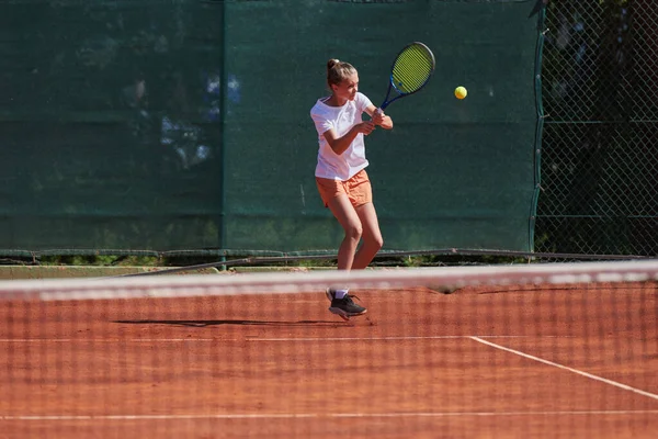 Chicas Jóvenes Animado Partido Tenis Día Soleado Demostrando Sus Habilidades —  Fotos de Stock