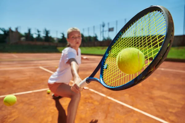 Close Foto Van Een Jong Meisje Tonen Professionele Tennis Vaardigheden — Stockfoto