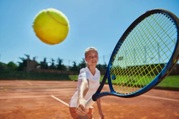 Campo De Tênis Feminino Ou Seleção Telefônica Em Festas De Ginástica Ou  Treino Para Jogos Ou Esportes De Competição. Feliz Imagem de Stock - Imagem  de tênis, celular: 260576101