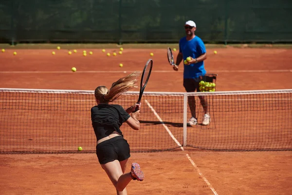 一个职业网球选手和她的教练在一个阳光灿烂的日子在网球场训练 职业网球选手的训练和准备 — 图库照片