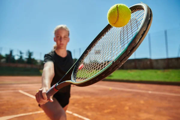 Foto Ravvicinata Una Giovane Ragazza Che Mostra Abilità Nel Tennis — Foto Stock