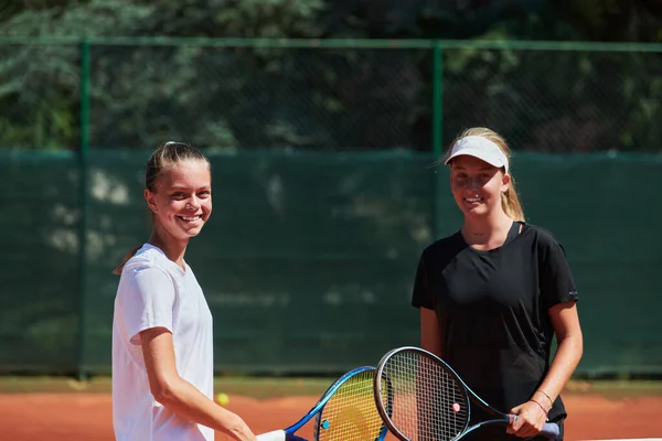 Dos Jugadoras Tenis Estrechando Mano Con Sonrisas Día Soleado Exudando —  Fotos de Stock