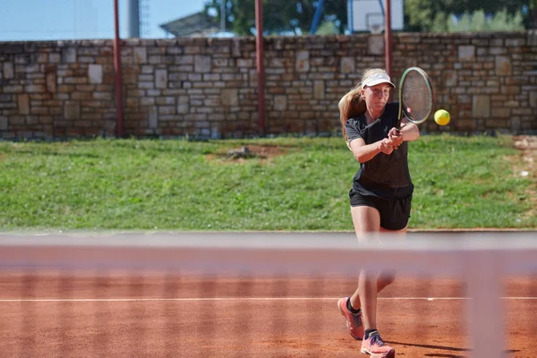 Een Jong Meisje Met Professionele Tennisvaardigheden Een Wedstrijd Een Zonnige — Stockfoto