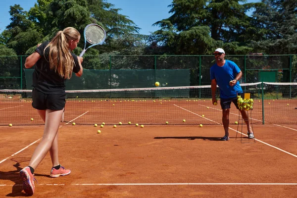 プロのテニス選手と彼女のコーチのトレーニングは テニスコートで晴れた日に プロのテニス選手のトレーニングと準備 — ストック写真