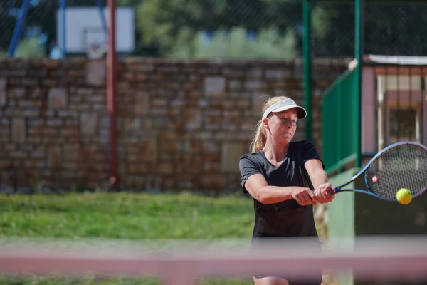 Een Jong Meisje Met Professionele Tennisvaardigheden Een Wedstrijd Een Zonnige — Stockfoto