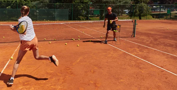 Профессиональная Теннисистка Тренер Тренируются Солнечный День Теннисном Корте Обучение Подготовка — стоковое фото