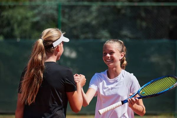 Dos Jugadoras Tenis Estrechando Mano Con Sonrisas Día Soleado Exudando — Foto de Stock