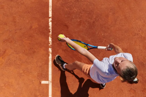 Bovenaanzicht Van Een Professionele Tennisspeelster Serveert Tennisbal Het Veld Met — Stockfoto