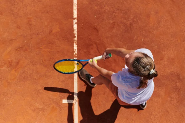 Ovanifrån Professionell Kvinnlig Tennisspelare Tjänar Tennisbollen Banan Med Precision Och — Stockfoto