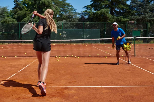 Profesionální Tenistka Její Trenérský Trénink Slunečného Dne Tenisovém Kurtu Školení — Stock fotografie