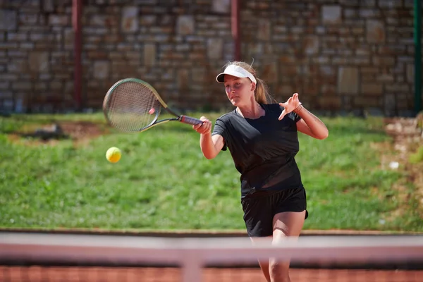 Una Joven Que Muestra Habilidades Profesionales Tenis Partido Competitivo Día — Foto de Stock