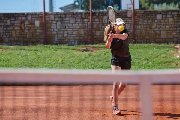 Młoda Dziewczyna Pokazuje Profesjonalne Umiejętności Tenisowe Zawodach Słoneczny Dzień Otoczona — Zdjęcie stockowe