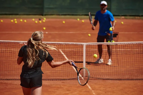 Eine Professionelle Tennisspielerin Und Ihr Trainer Beim Training Einem Sonnigen — Stockfoto