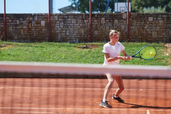 Mladá Dívka Ukazuje Profesionální Tenisové Dovednosti Soutěžním Utkání Slunečného Dne — Stock fotografie